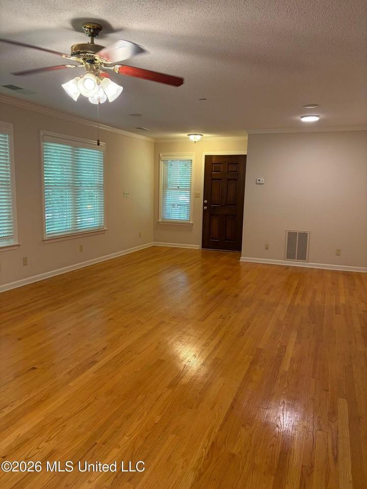 870 Green Acres Dr - Photo 6 of 36