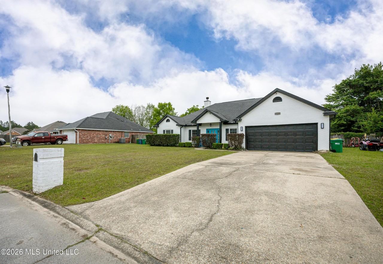 15208 Lisa Dr - Photo 2 of 50