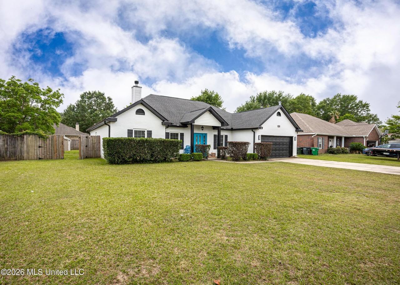 15208 Lisa Dr - Photo 3 of 50