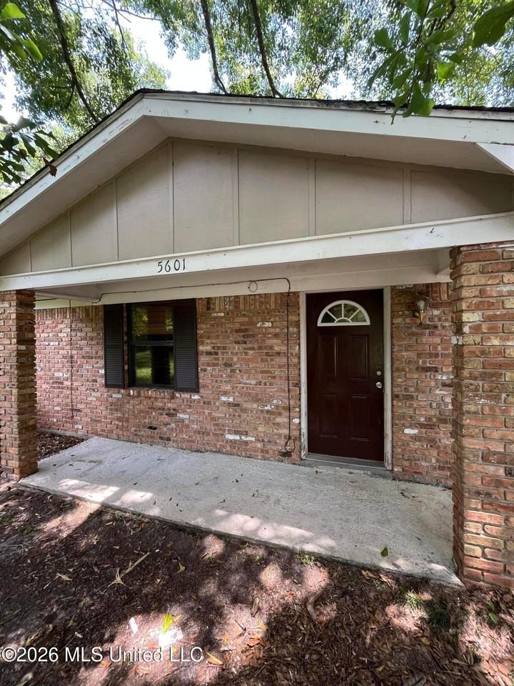 5601 Wildwood Rd - Photo 2 of 11