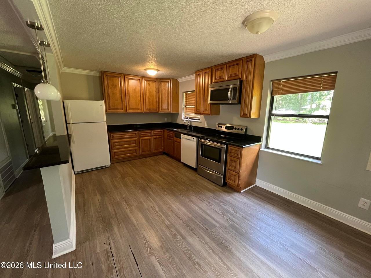 5601 Wildwood Rd - Photo 3 of 11