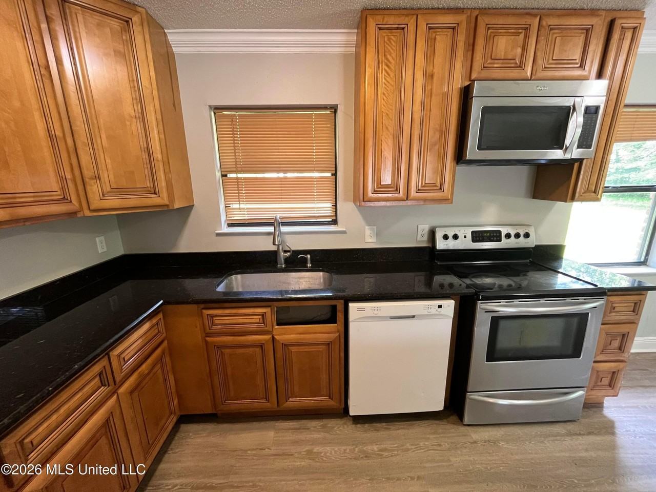 5601 Wildwood Rd - Photo 5 of 11