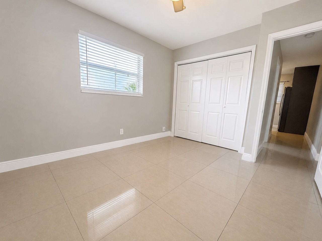 811 Nwavenue #4 - Photo 6 of 24