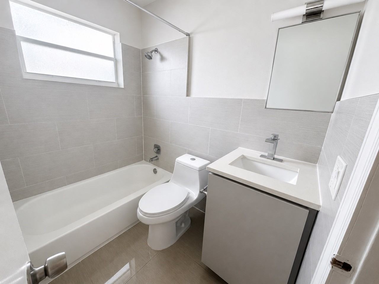 811 Nwavenue #4 - Photo 3 of 24