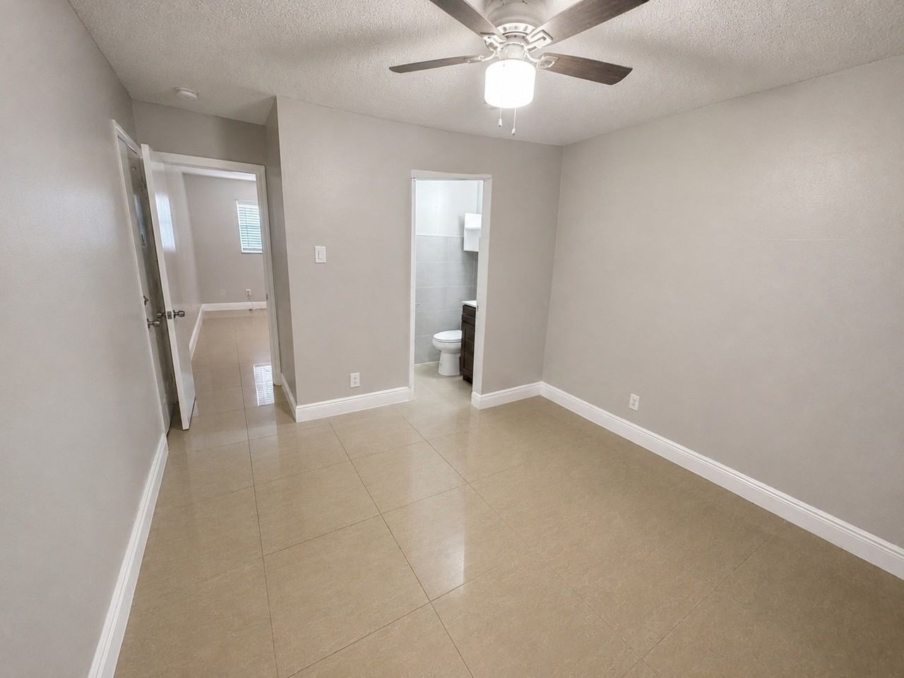 811 Nwavenue #4 - Photo 2 of 24
