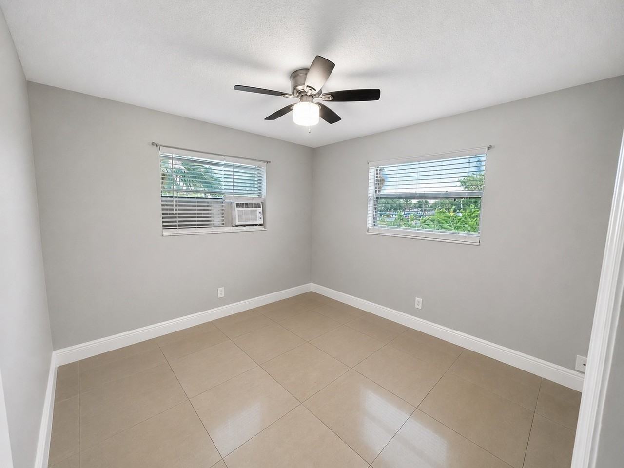 811 Nwavenue #4 - Photo 4 of 24