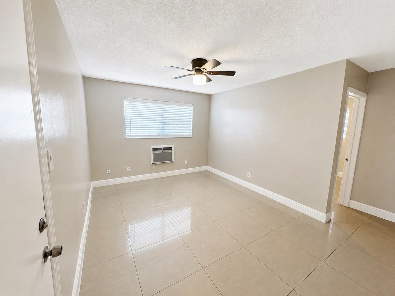 811 Nwavenue #4 - Photo 5 of 24