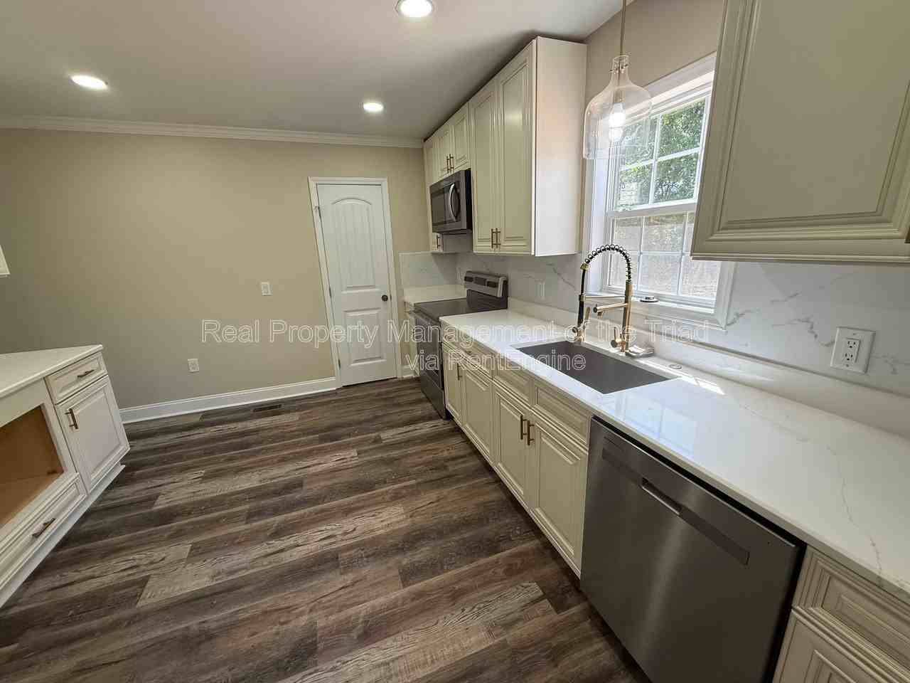 1226 Hoover Ave - Photo 7 of 32