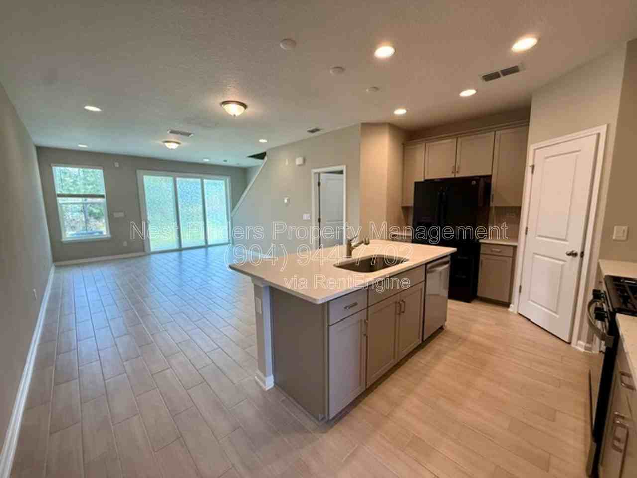 427 Brandon Lakes Dr - Photo 2 of 34