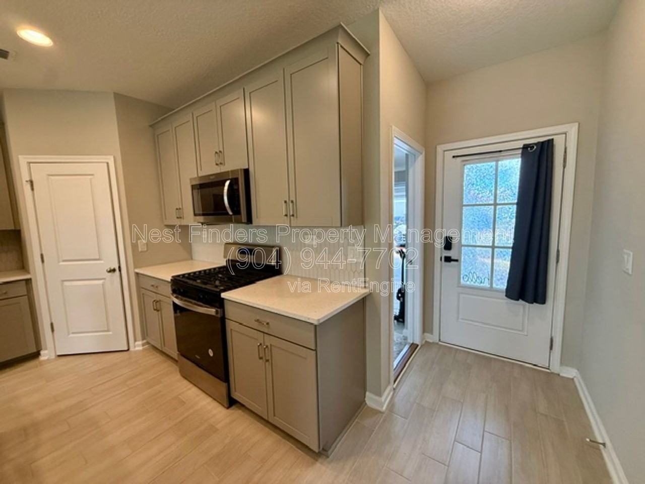 427 Brandon Lakes Dr - Photo 3 of 34