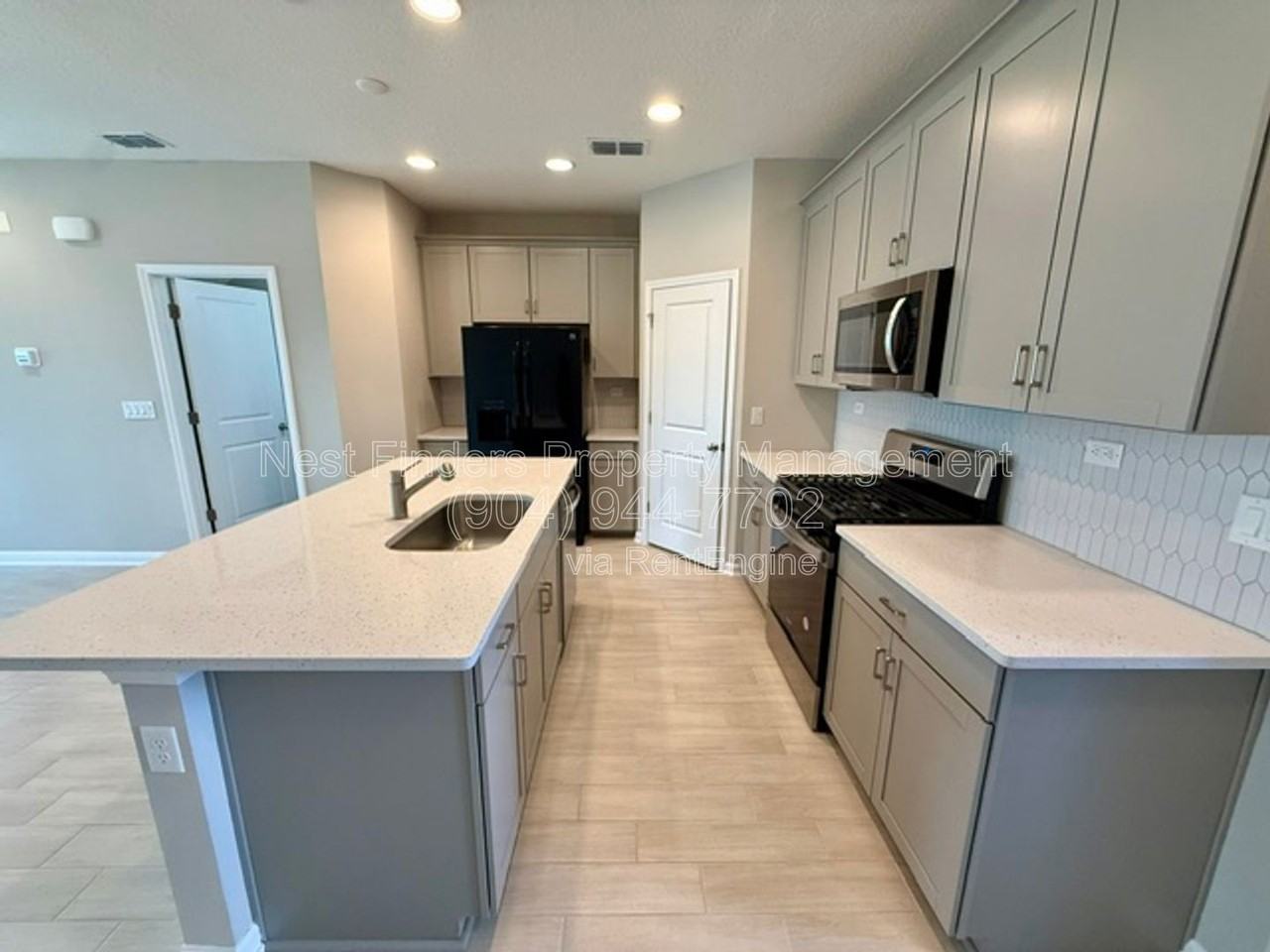 427 Brandon Lakes Dr - Photo 4 of 34