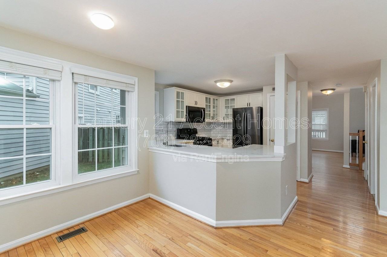 7579 Cross Gate Ln - Photo 3 of 38