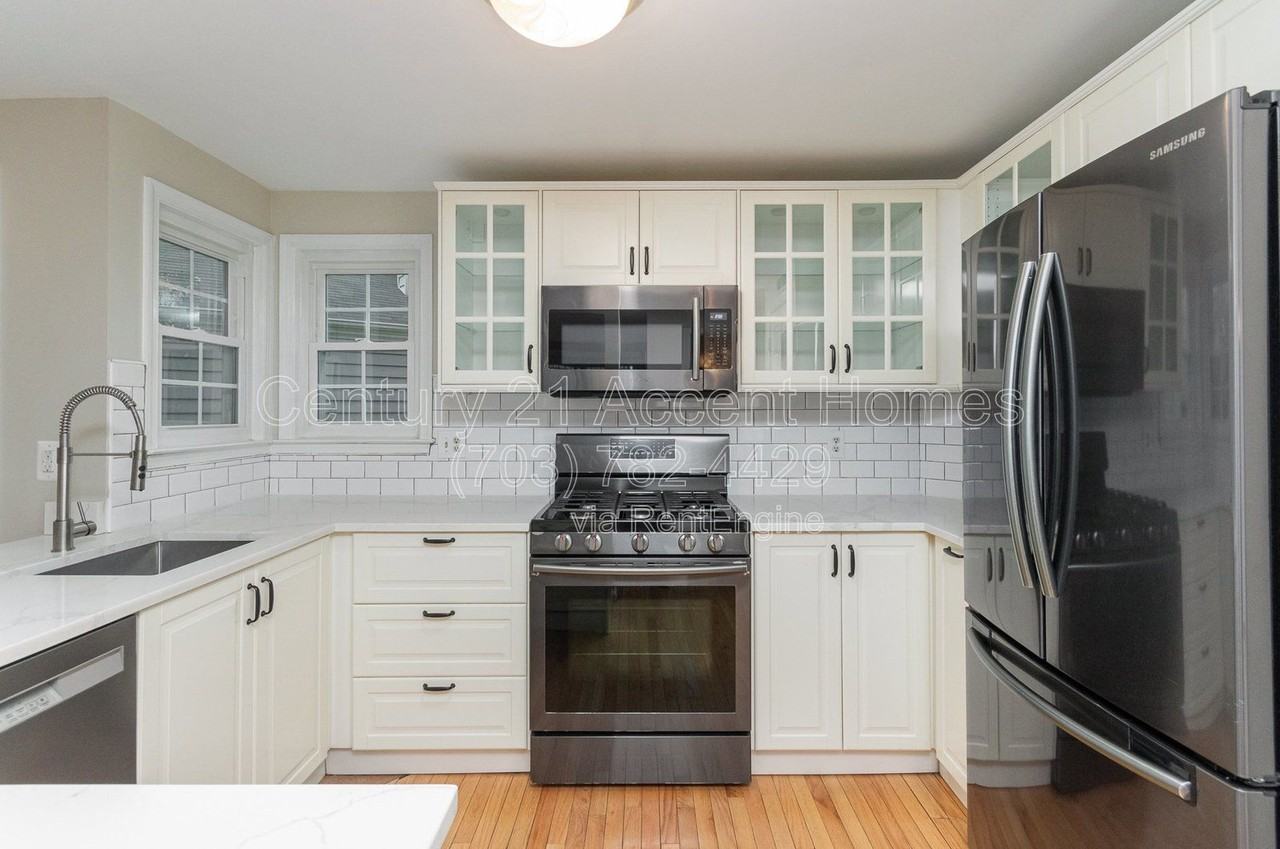 7579 Cross Gate Ln - Photo 4 of 38