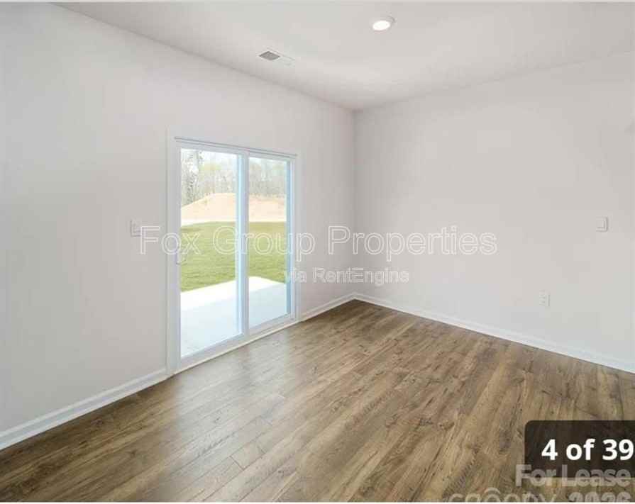 132 Scotsway Ct - Photo 7 of 35