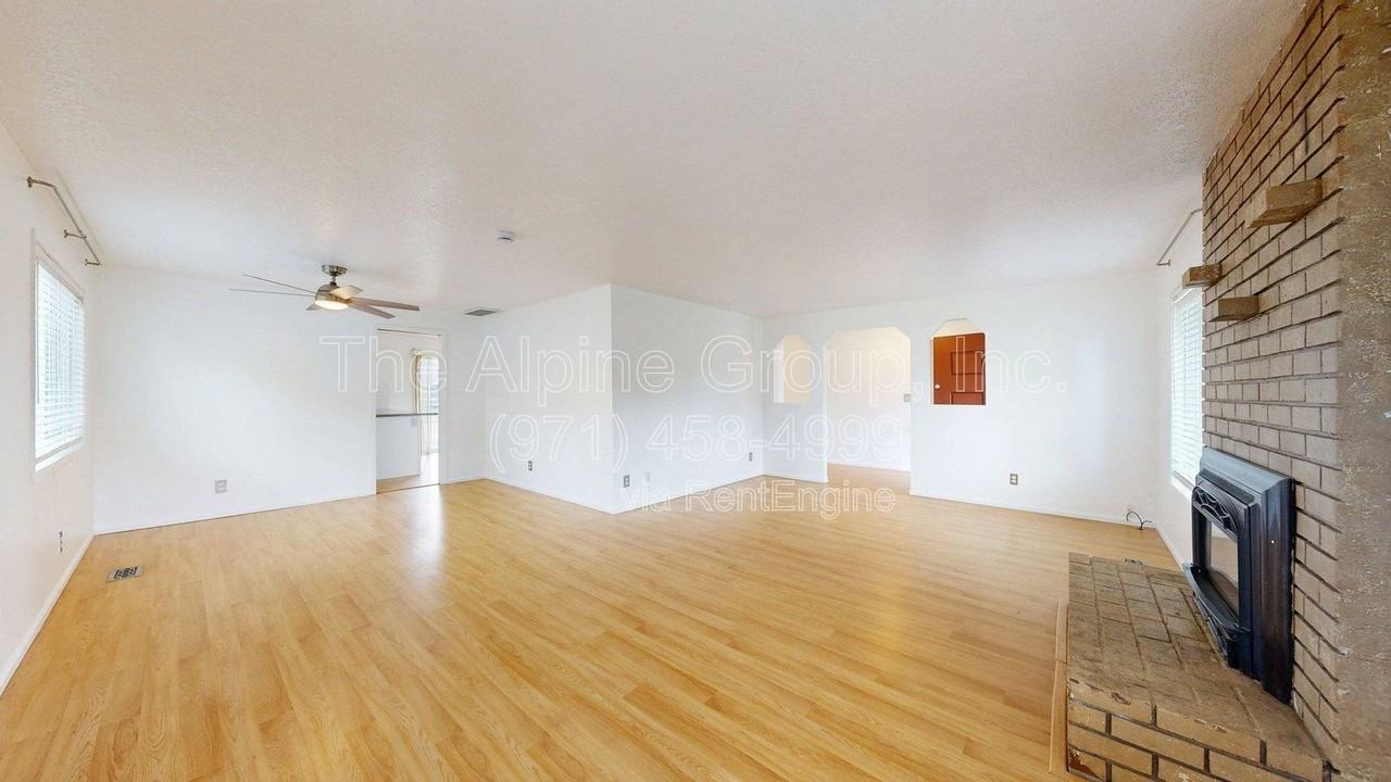 2314 Se 53rd Ave - Photo 4 of 43