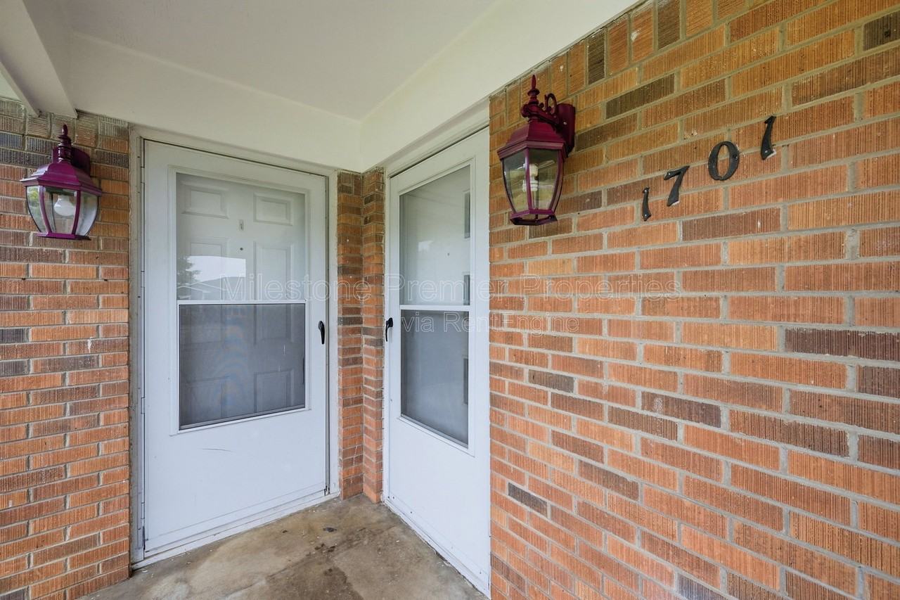 1701 W Elm St - Photo 2 of 20