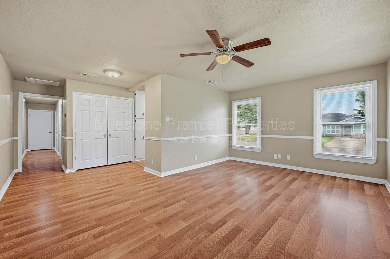 1701 W Elm St - Photo 3 of 20