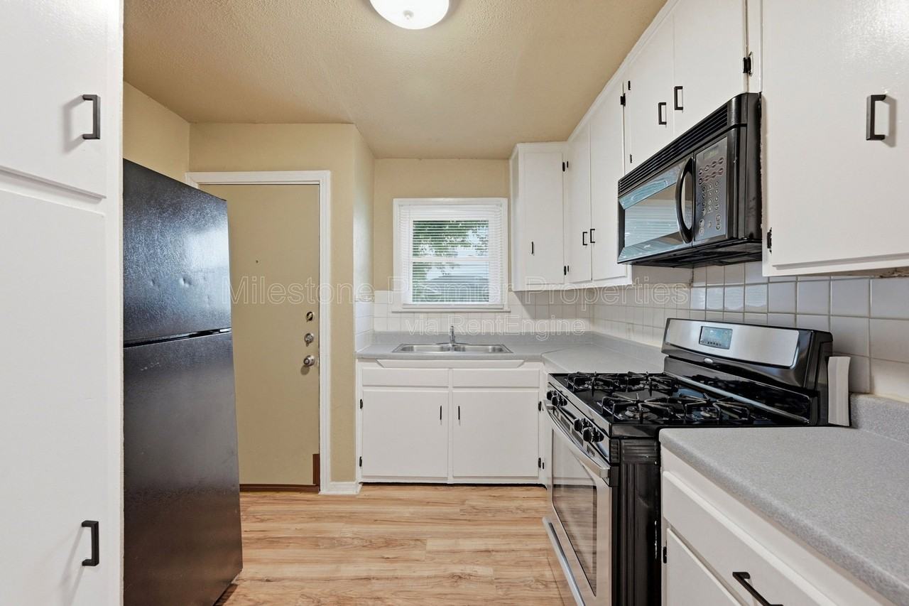 1701 W Elm St - Photo 6 of 20