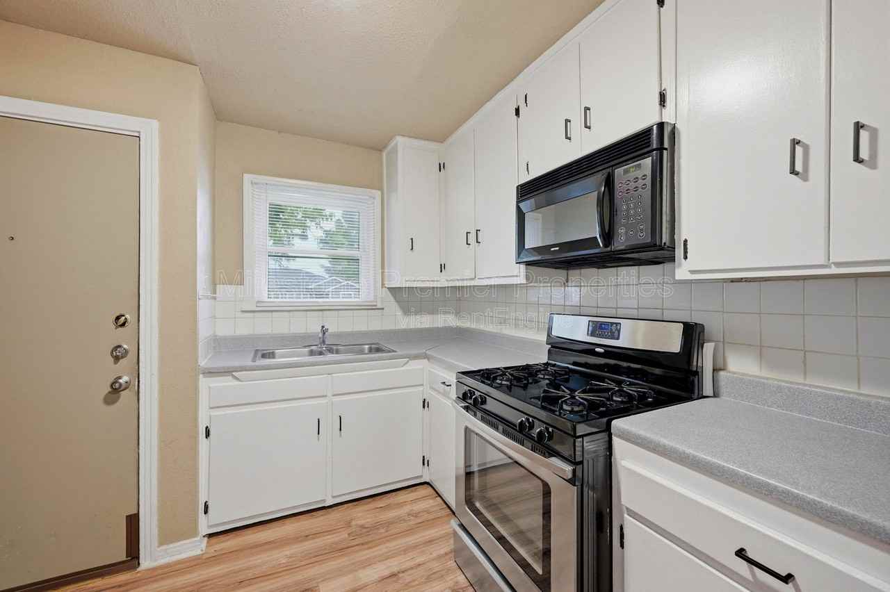 1701 W Elm St - Photo 7 of 20