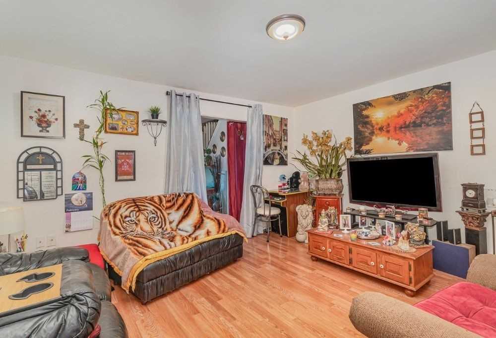 529 Manor St - Photo 3 of 13