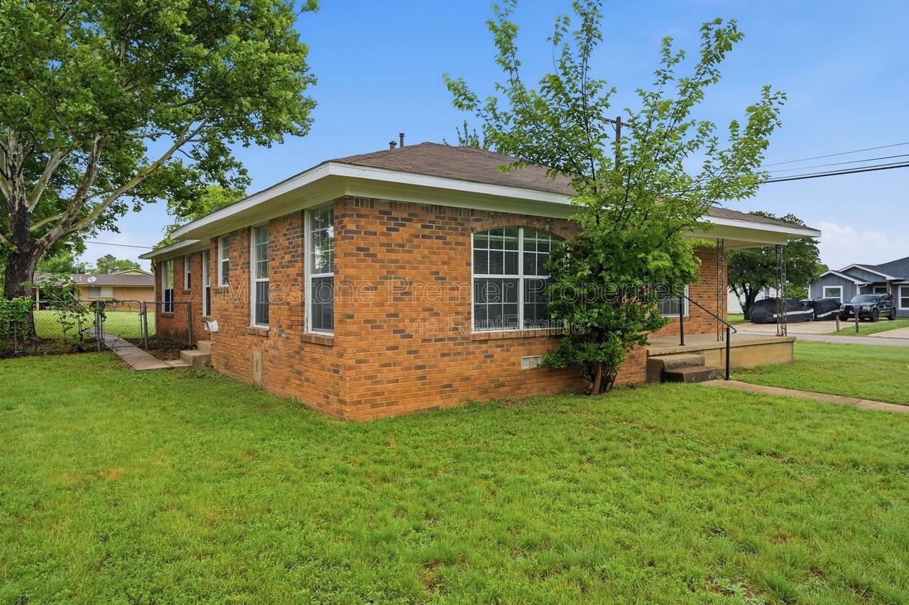 1703 W Elm St - Photo 2 of 18