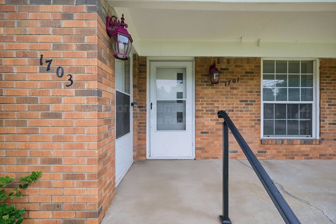 1703 W Elm St - Photo 3 of 18