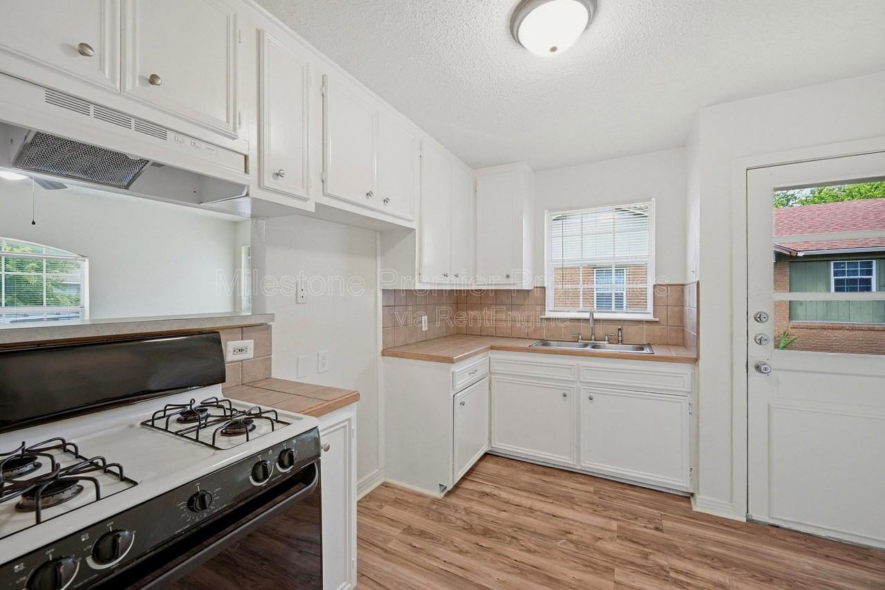 1703 W Elm St - Photo 7 of 18