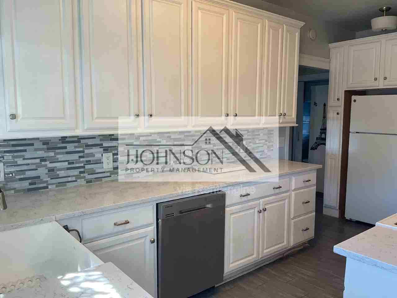 1143 Wall St - Photo 5 of 12