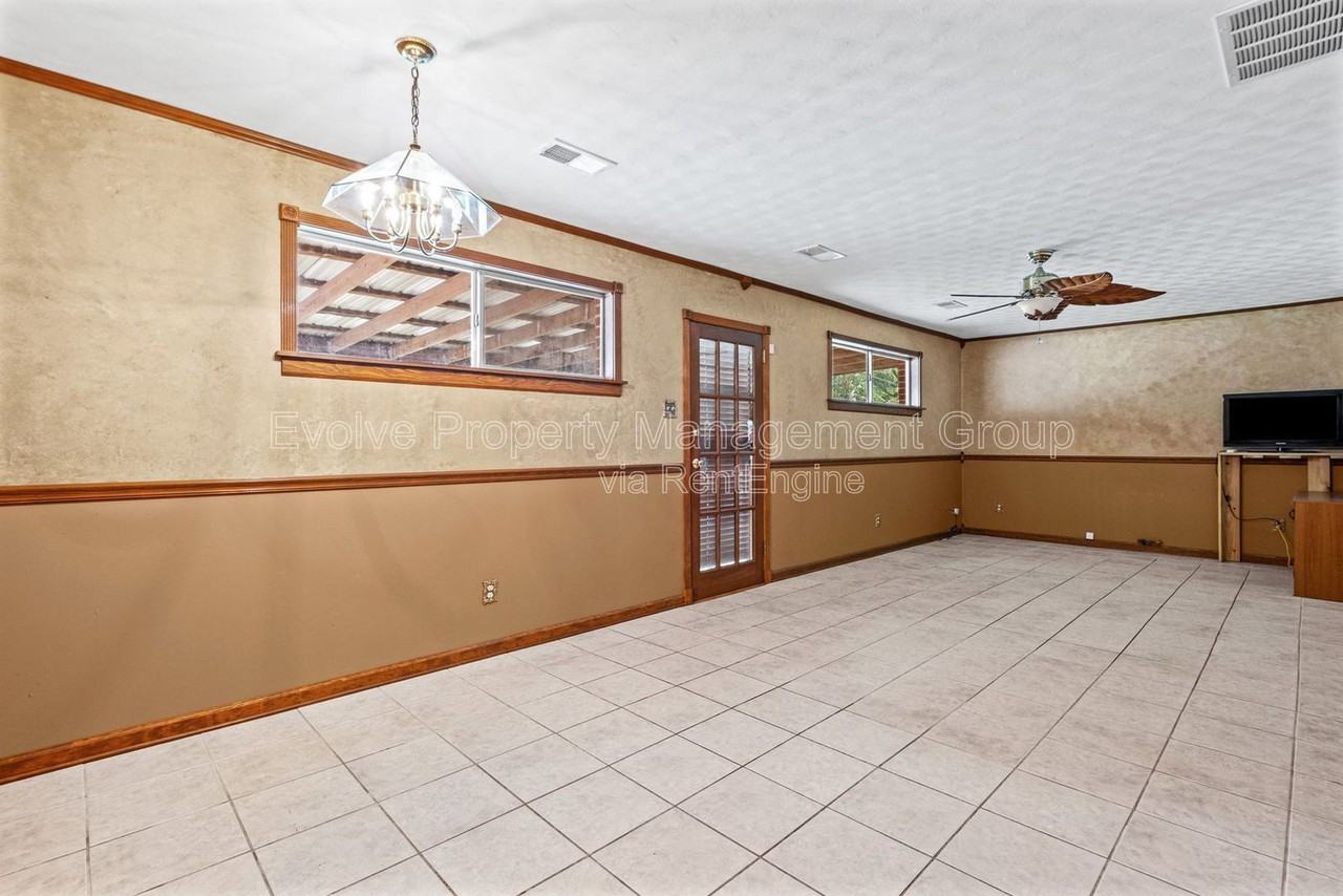 1224 Bradbury Dr - Photo 3 of 15