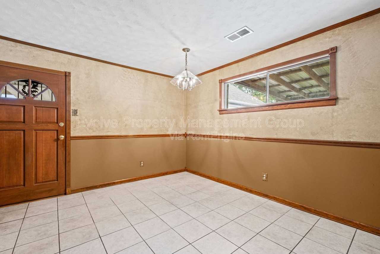 1224 Bradbury Dr - Photo 4 of 15