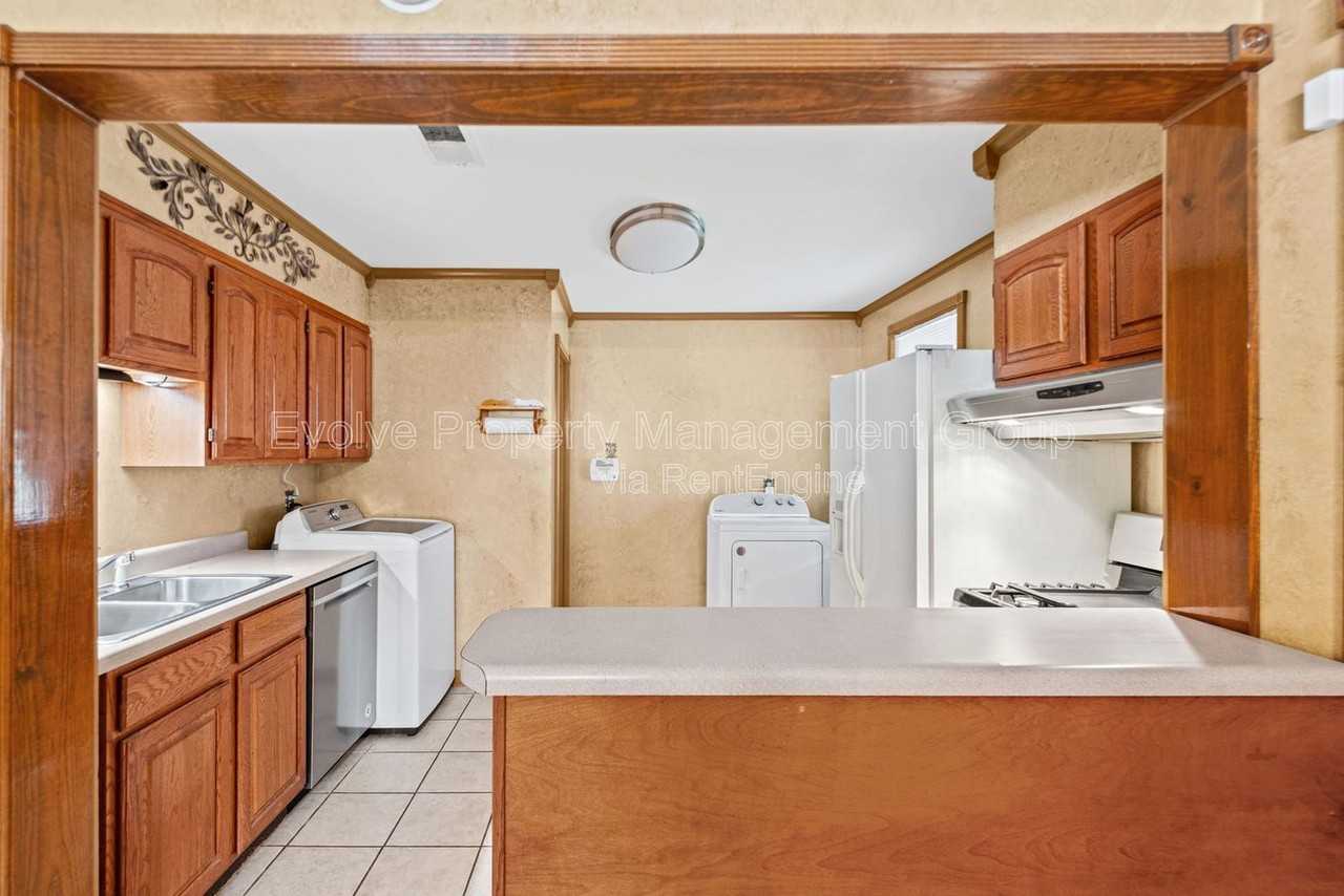 1224 Bradbury Dr - Photo 5 of 15
