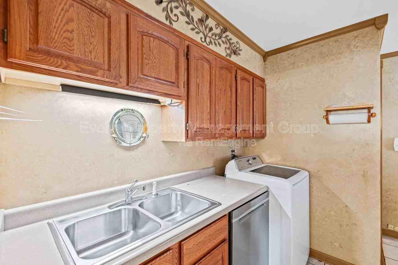 1224 Bradbury Dr - Photo 6 of 15