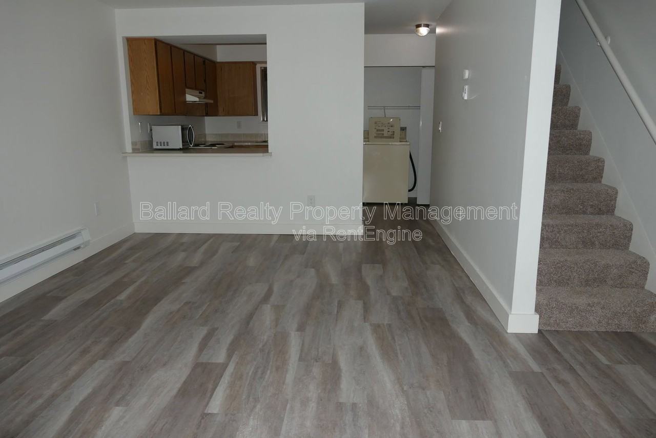319 Nw Market St #2 - Photo 3 of 15