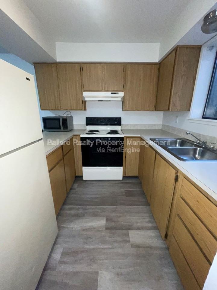 319 Nw Market St #2 - Photo 6 of 15