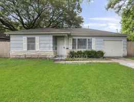 featured image of 1521 W Blum St