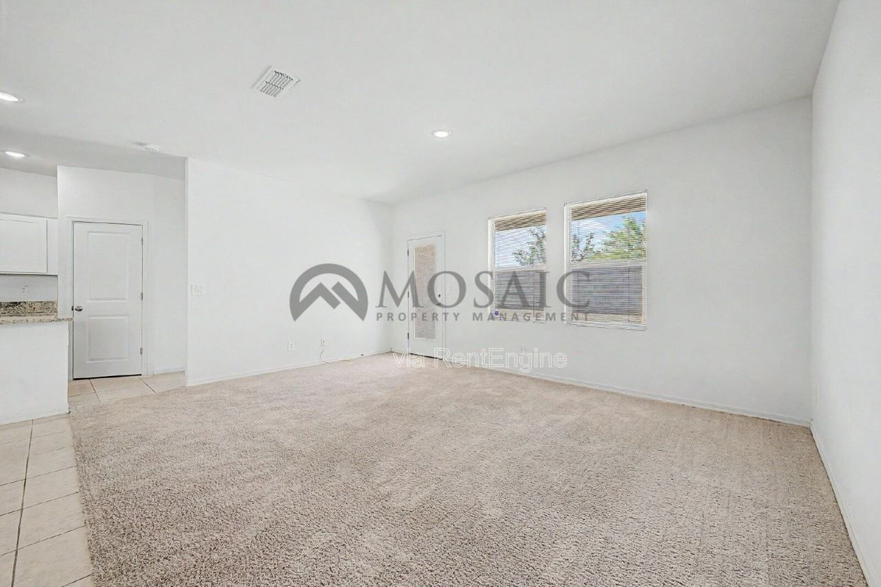 9553 W Agora Ln - Photo 5 of 34