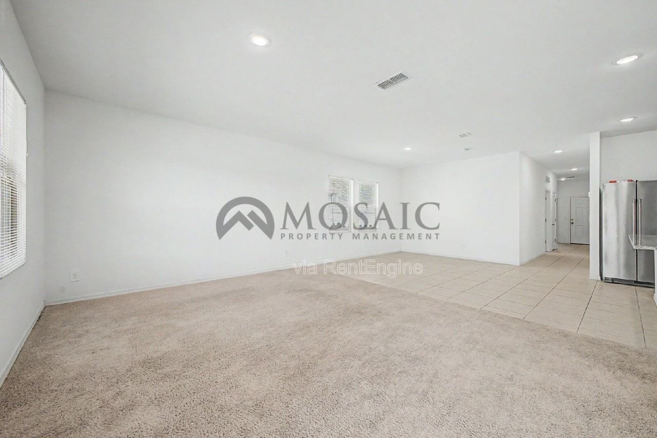 9553 W Agora Ln - Photo 6 of 34