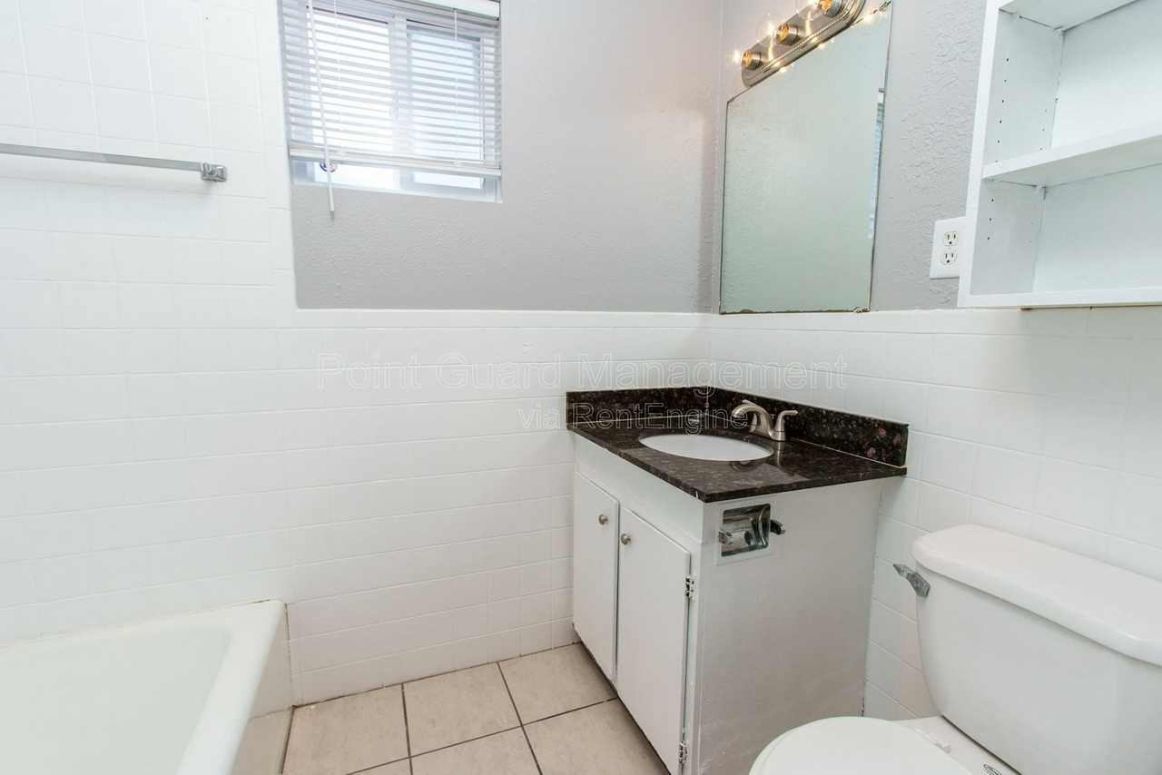 816 N West St #14 - Photo 5 of 13