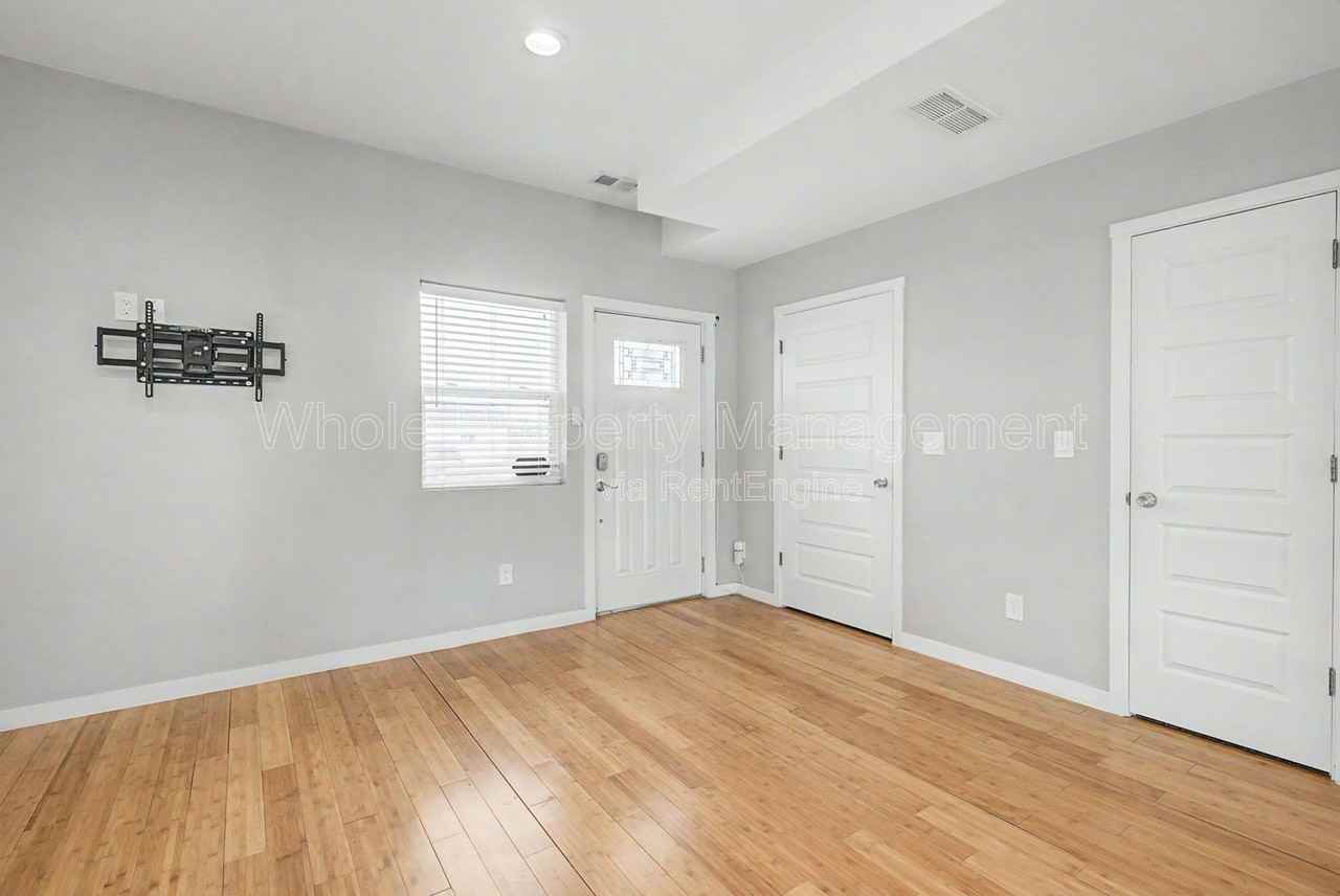 5803 Poplar St - Photo 2 of 27