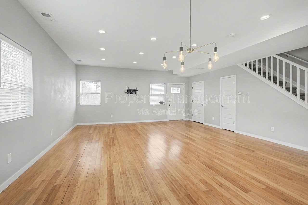 5803 Poplar St - Photo 5 of 27