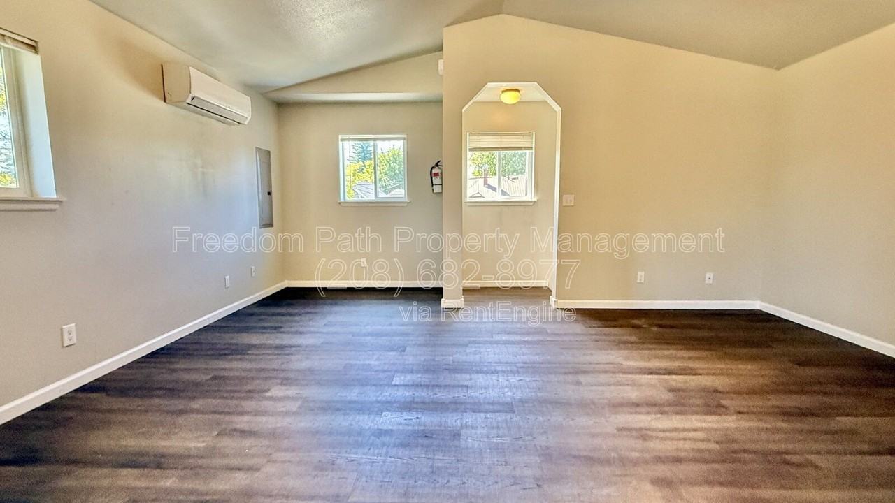1212 E Sherman Ave - Photo 4 of 12