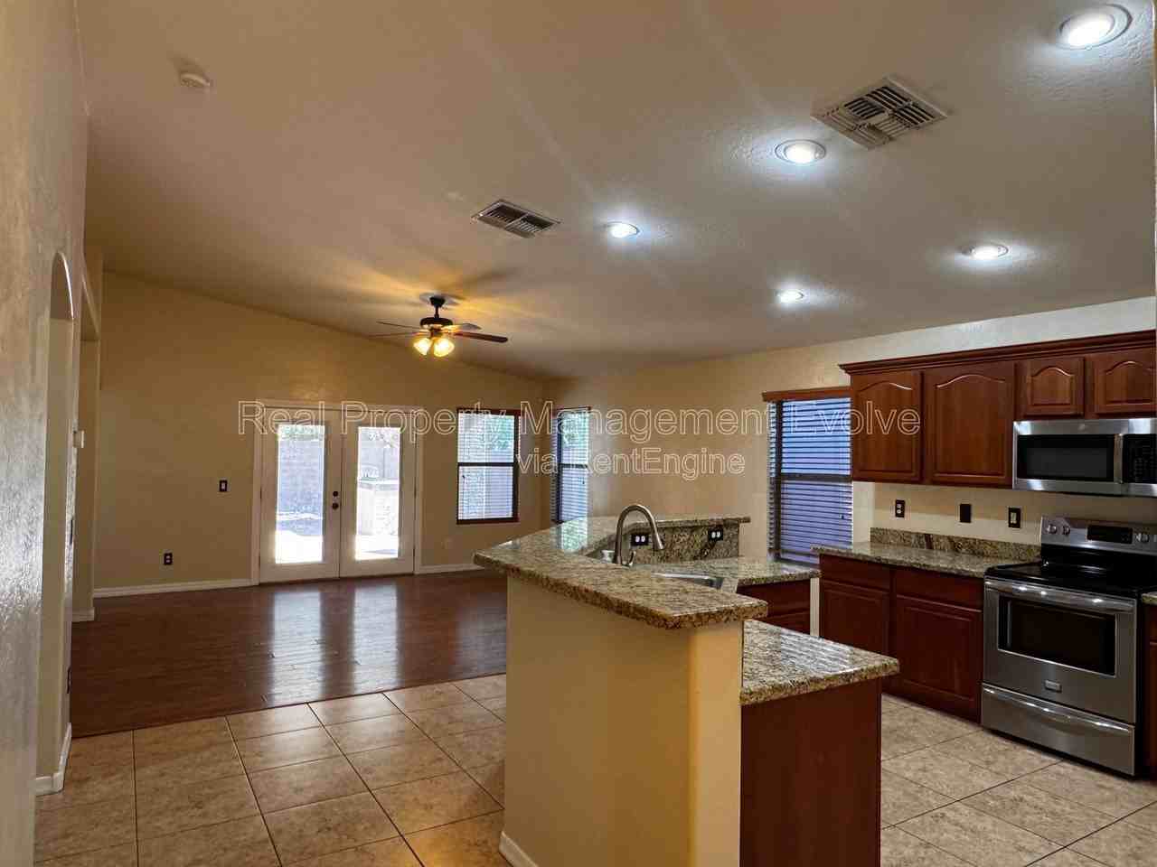 18184 W Saguaro Ln - Photo 3 of 30