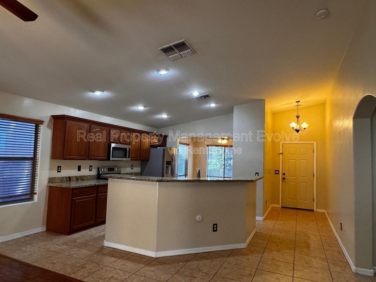 18184 W Saguaro Ln - Photo 4 of 30