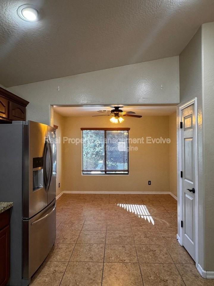 18184 W Saguaro Ln - Photo 6 of 30