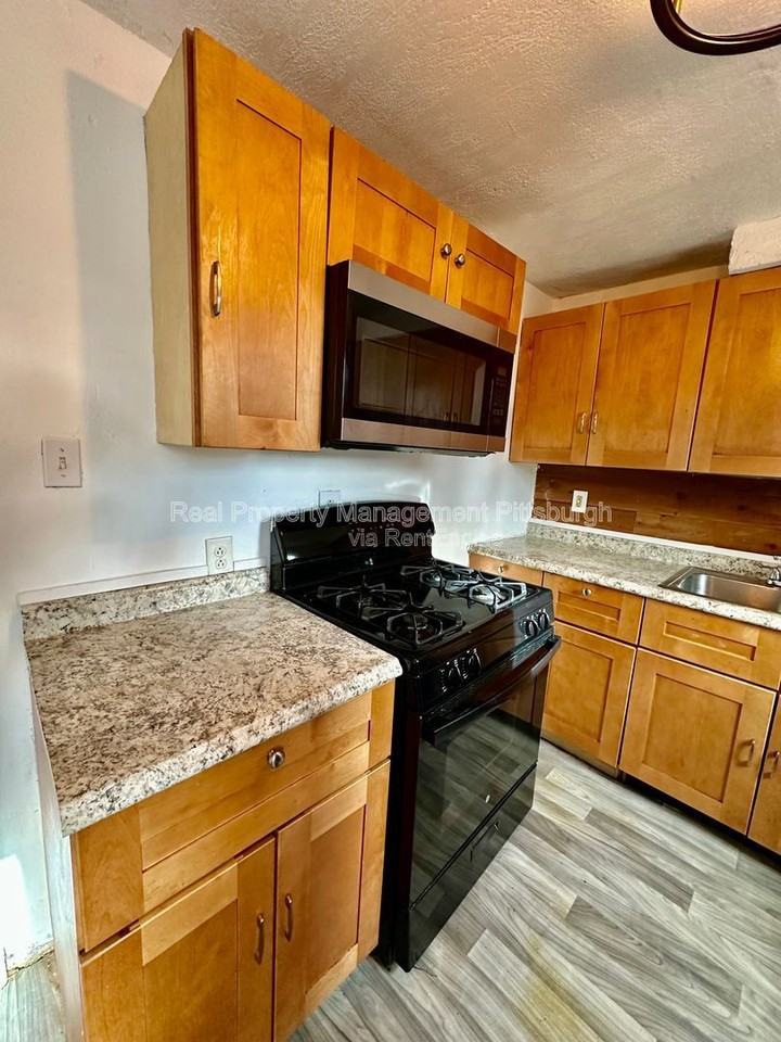 8612 Oakcrest Rd - Photo 2 of 10