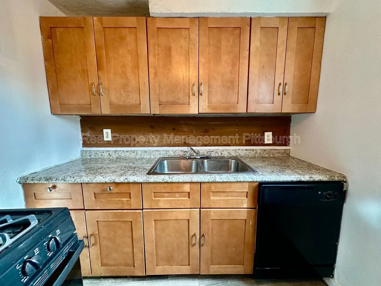 8612 Oakcrest Rd - Photo 3 of 10