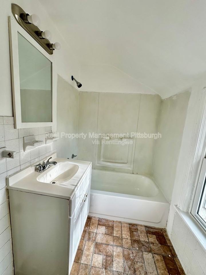 8612 Oakcrest Rd - Photo 7 of 10