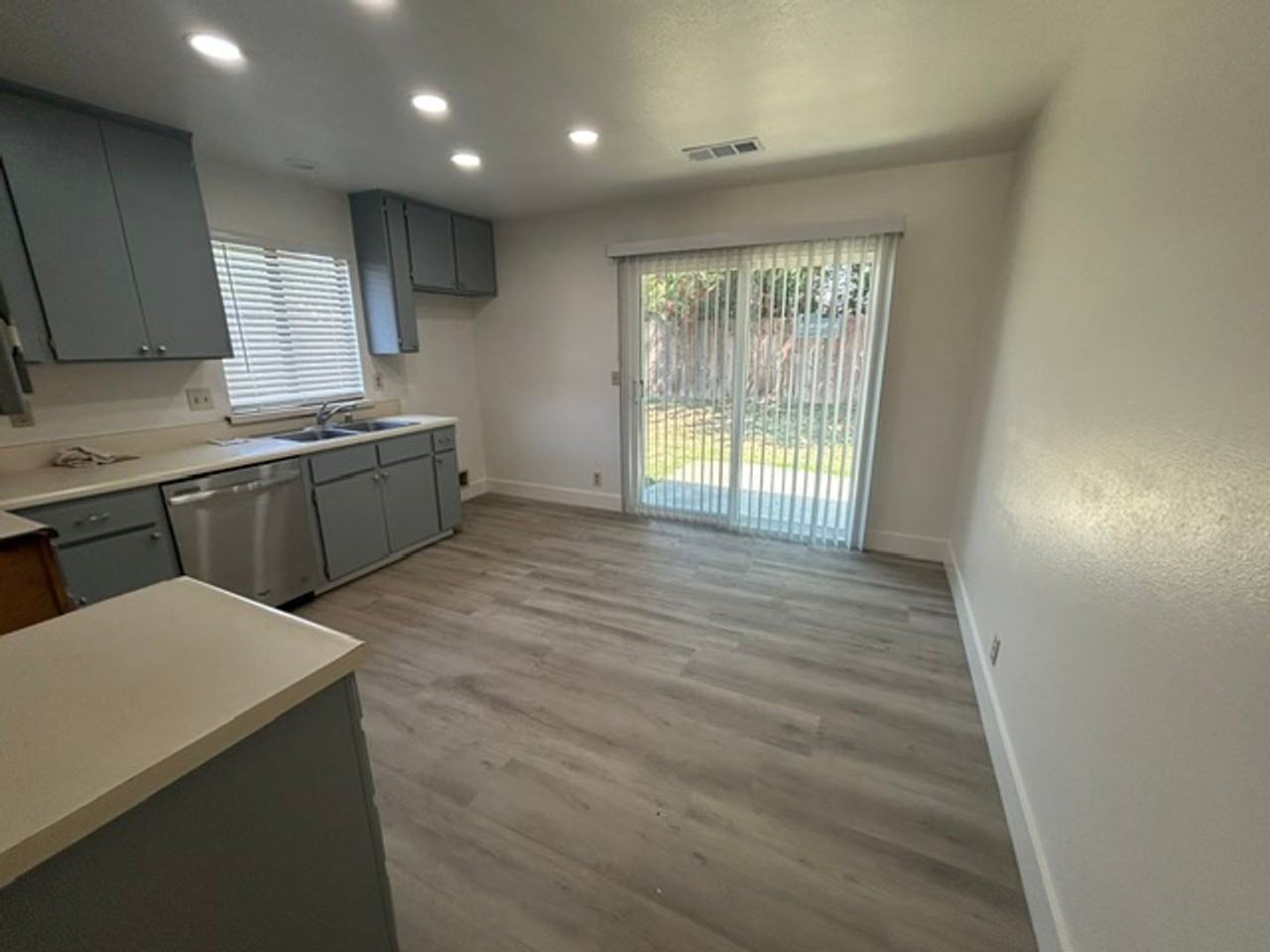 1136 W Damron Ave - Photo 5 of 20