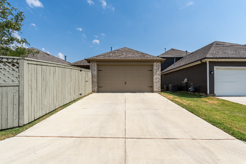 2521 Elm Pl - Photo 2 of 33