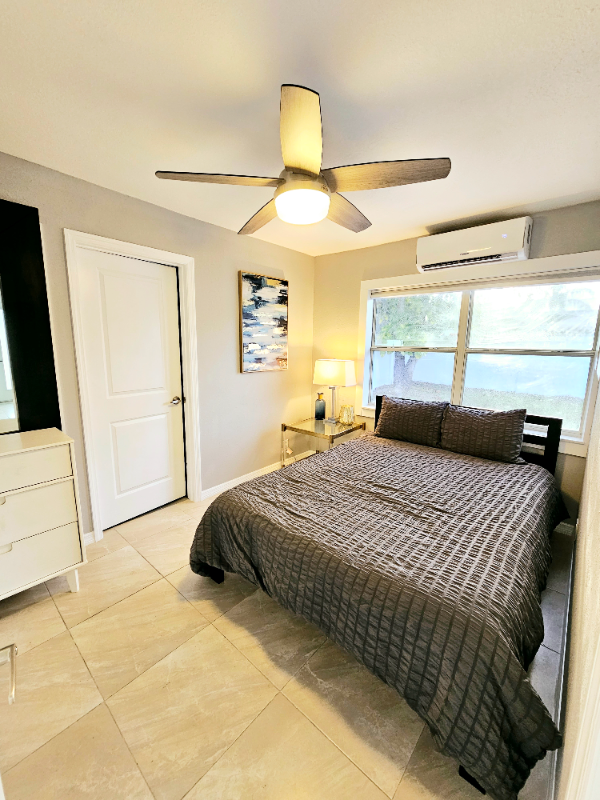 1 Gorgeous Bright Space With Private Yard - Photo 3 of 7